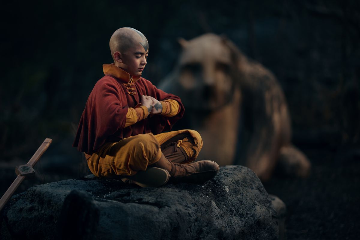 La version live-action d'Aang méditant dans Avatar : Le dernier maître de l'air