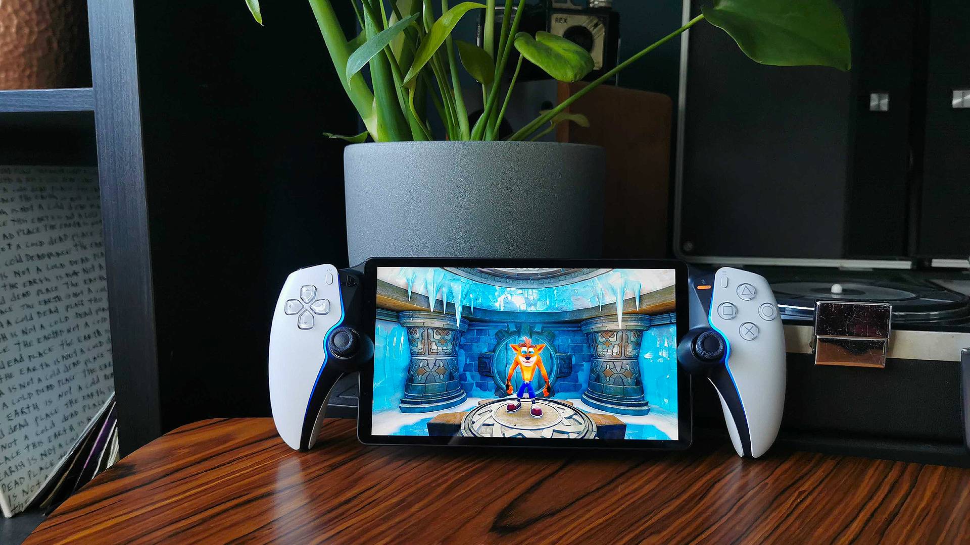 Portail PlayStation sur table en similibois à côté de la plante