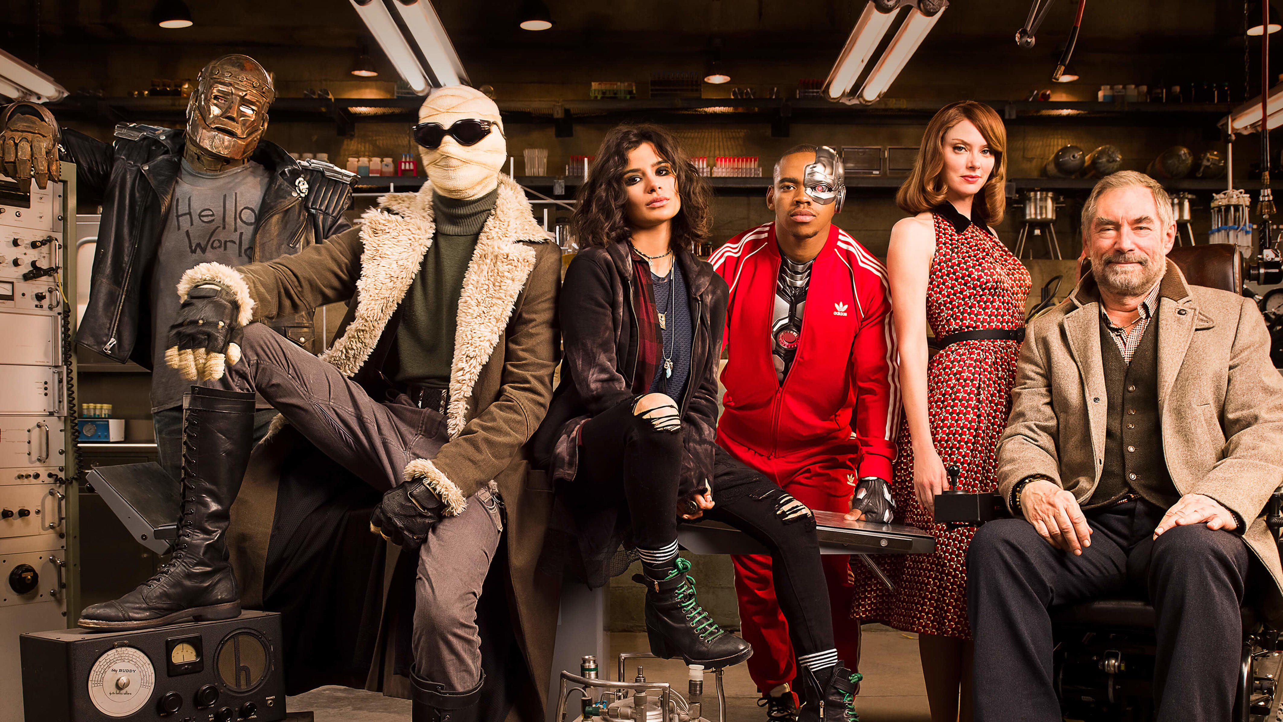 (De gauche à droite) Robotman (Brendan Fraser), Negative Man (Matt Bomer) Crazy Jane (Diane Guerrero), Cyborg (Joivan Wade), Elasti-Girl (APril Bowlby) et Chief (Timothy Dalton) dans une image de Doom Patrouille