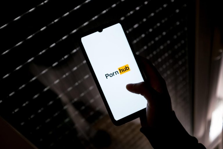 Pornhub est soumis aux mêmes règles strictes de l’UE que les plateformes de médias sociaux