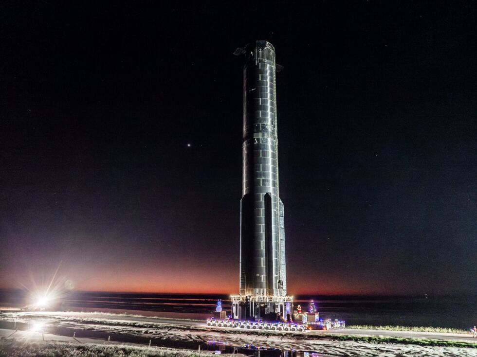 Le Booster 10, accompagné de quelques décorations de Noël, est déployé sur le site de lancement dans le sud du Texas.