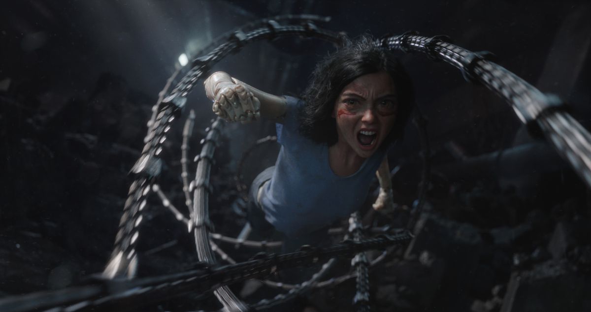 Rosa Salazar dans le rôle d'Alita dans Alita : Battle Angel, se préparant à donner un coup de poing avec colère.