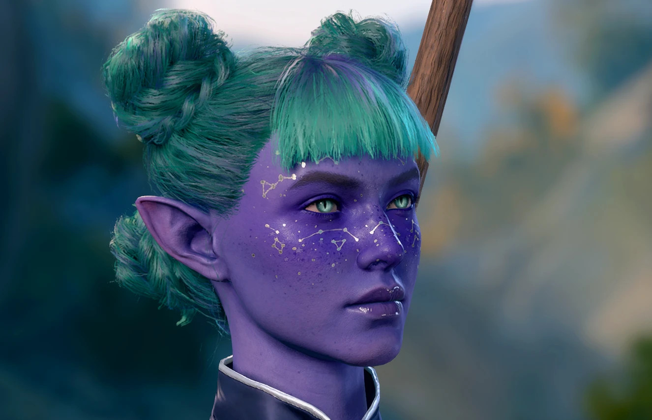 Une photo de la tête d'une femme à la peau violette dans Baldur's Gate 3. Ils ont des tatouages ​​​​de constellation argentés sur le visage, gracieuseté du mod Tattoo and Makeup Collection de CovenElf.