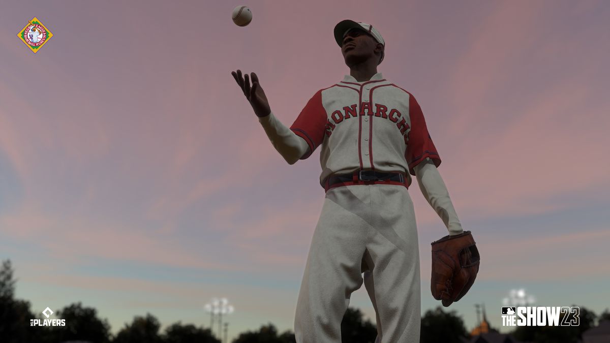 Satchel Paige des Monarchs de Kansas City lance une balle de baseball en l'air au crépuscule dans le mode Storylines de MLB The Show 23