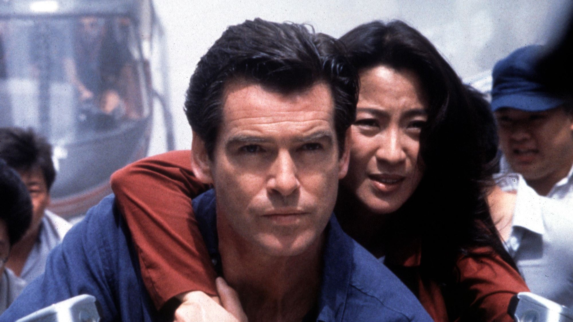 Pierce Brosnan et Michelle Yeoh dans Demain ne meurt jamais