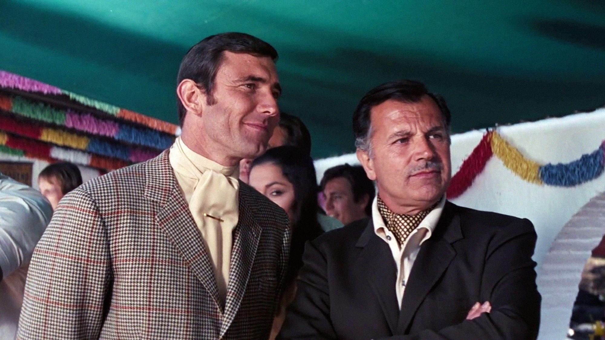 Peter Hunt et George Lazenby dans Au service secret de Sa Majesté