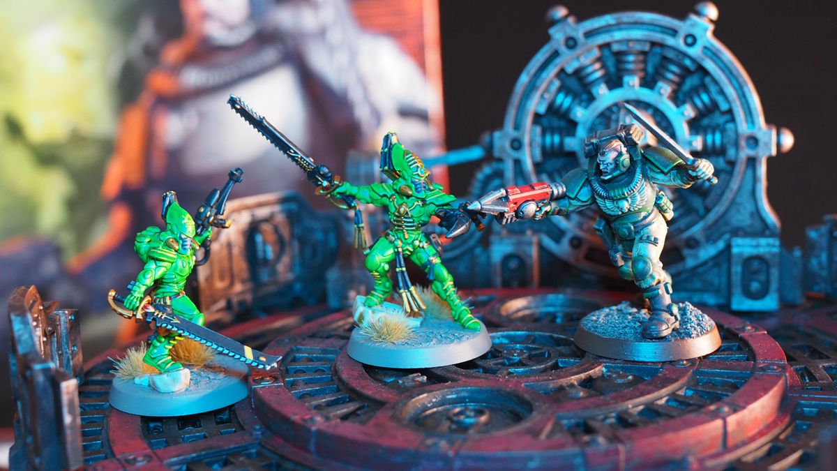 A Space Marine Scout faces off with Striking Scorpions on a rig in Kill Team: Salvation