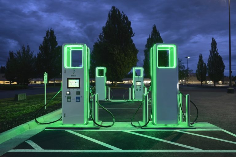 Les réseaux de recharge rapide pour véhicules électriques font face à une année 2024 difficile