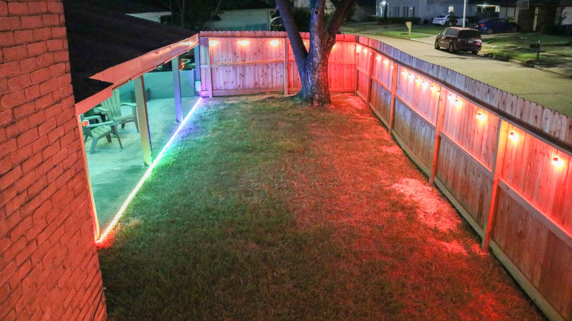 Vue aérienne d'une cour décorée avec des guirlandes lumineuses d'extérieur intelligentes et des guirlandes lumineuses au néon d'extérieur de Govee.