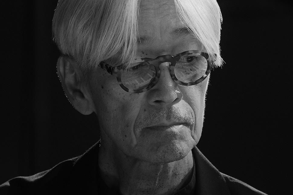 Une image en noir et blanc de Ryuichi Sakamoto