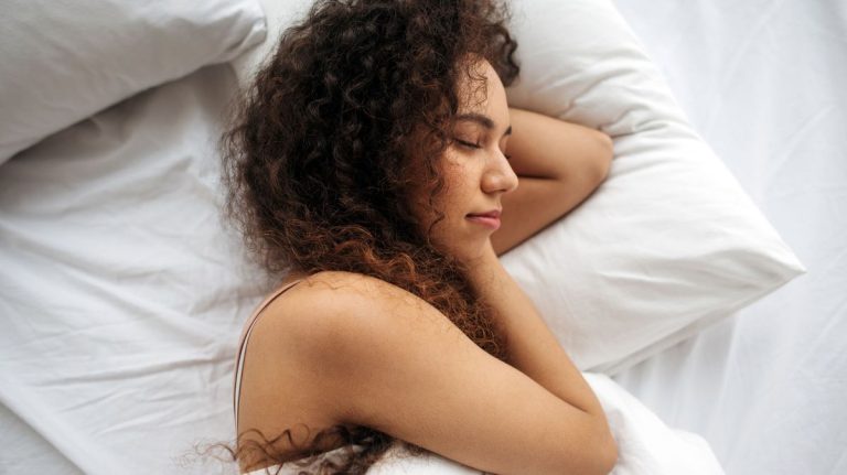 Le sommeil réparateur est-il réel ?  Nous demandons à un dermatologue et à un docteur en médecine du sommeil