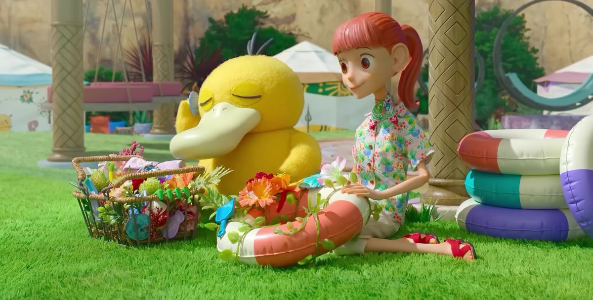 Une image tirée de l'émission d'animation stop Pokémon Concierge.  Il montre Haru et Psyduck assis dehors et décorant des flotteurs.  Le Psyduck ferme les yeux et essaie d'écouter un son dans la coquille.