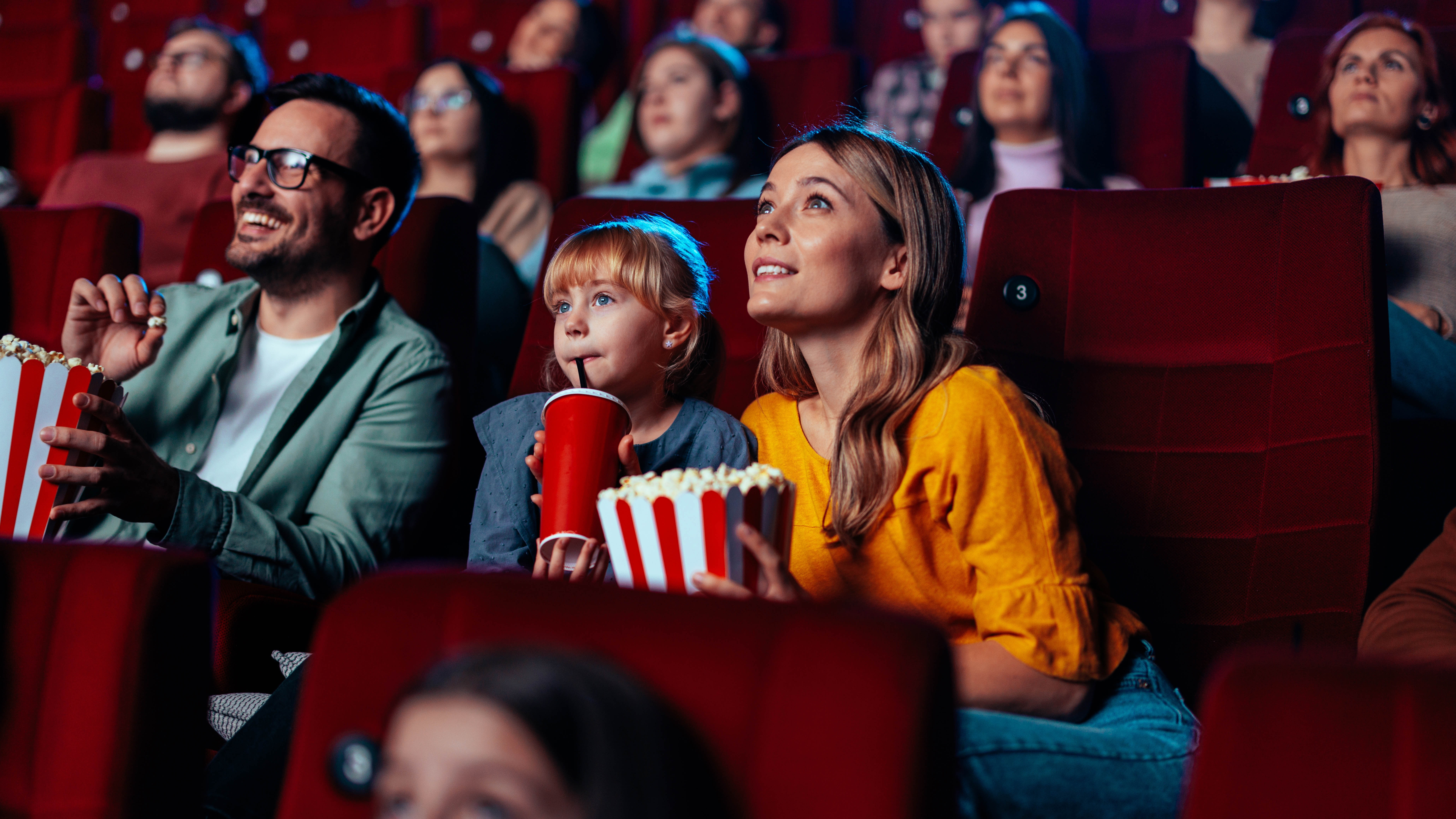 Une famille dans une salle de cinéma