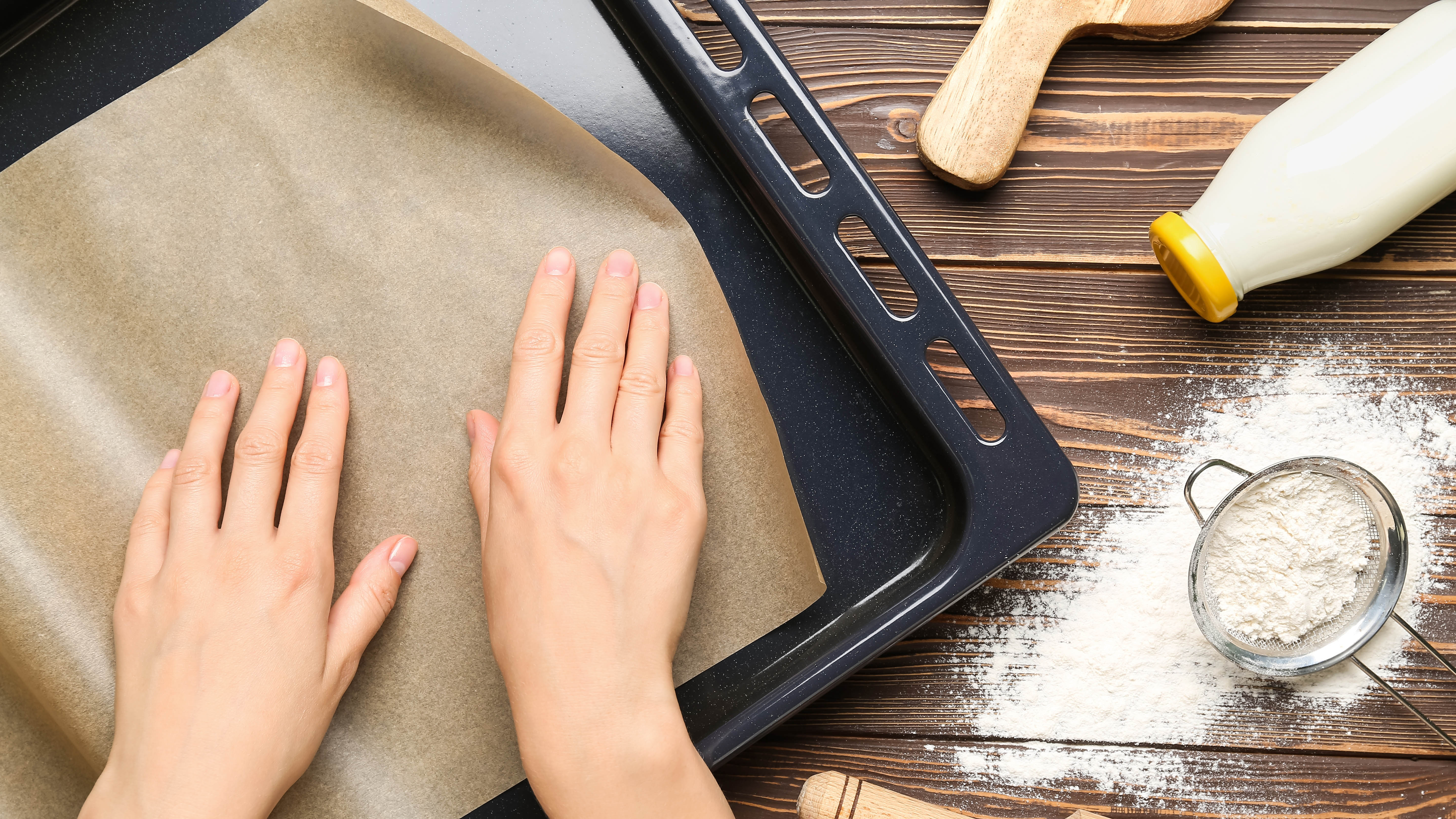 Du papier sulfurisé placé sur un plateau