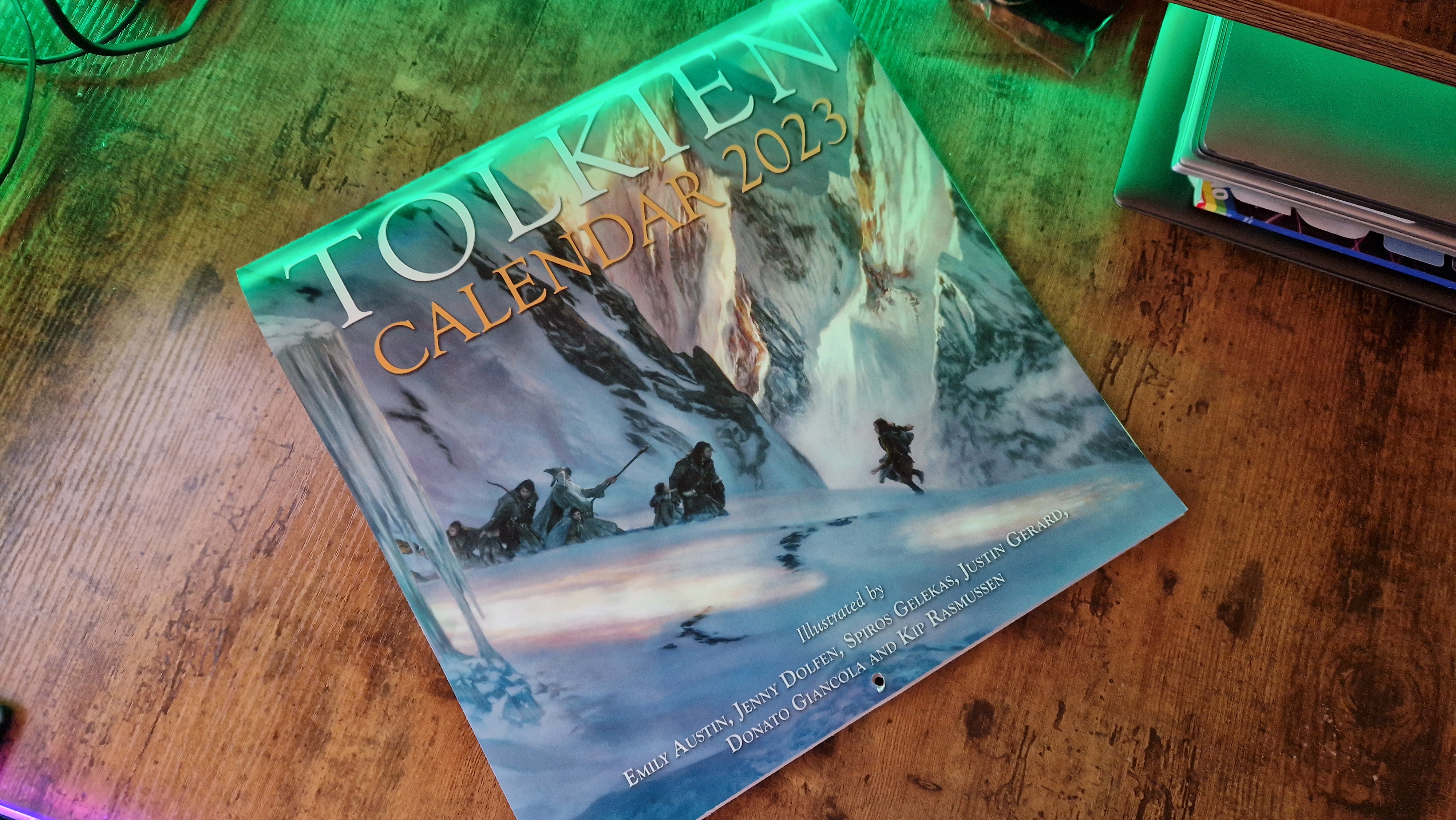 Photo officielle du calendrier Tolkien 2023 sur un bureau en bois