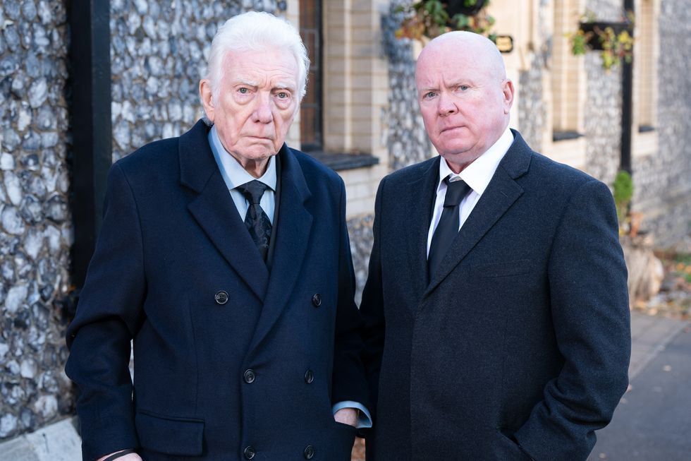 eastenders stevie mitchell joué par alan ford avec phil mitchell steve mcfadden sous embargo jusqu'à 20h le jeudi 28 décembre