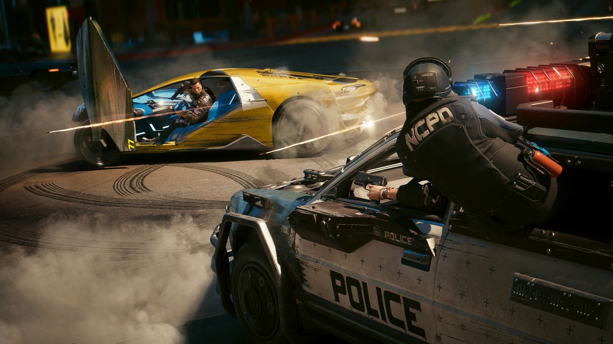 V, le personnage du joueur dans Cyberpunk 2077, s'éloignant d'une voiture de police à sa poursuite tout en tirant avec une arme dans Cyberpunk 2077.