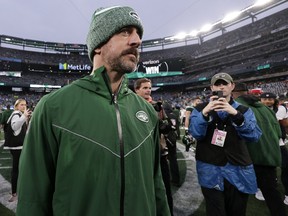 Le quart-arrière des Jets de New York, Aaron Rodgers, quitte le terrain après un match de football de la NFL entre les Jets de New York et les Texans de Houston.