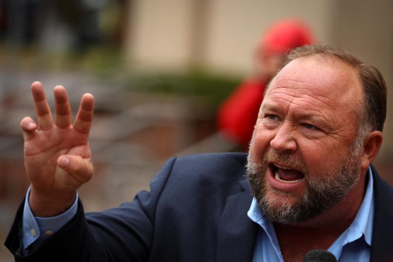 Alex Jones et ses théories du complot sont autorisés à revenir sur X