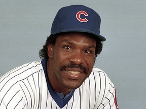 DOSSIER - Andre Dawson, joueur de baseball des Cubs de Chicago, pose en 1989. Andre Dawson a envoyé une lettre au président du Temple de la renommée du baseball, Janes Forbes Clark, lui demandant de changer le capuchon de sa plaque des Expos de Montréal aux Cubs de Chicago, une décision de la salle avec laquelle il n'était pas d'accord. avec dès qu'il a été fait malgré son objection il y a 13 ans. "Je ne m'attends pas à ce qu'ils sautent sur quelque chose comme ça," Dawson a déclaré au Chicago Tribune le lundi 27 novembre 2023, selon le journal. "S'ils choisissent de répondre, ils prendront leur temps.  Et cela ne me surprendrait pas s'ils ne répondent pas."