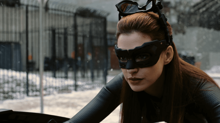 Anne Hathaway ne pense pas qu'elle jouerait dans The Dark Knight Rises si Spider-Man 4 était réalisé
