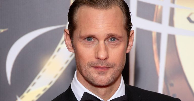 Apple prépare une série Murderbot avec Alexander Skarsgård