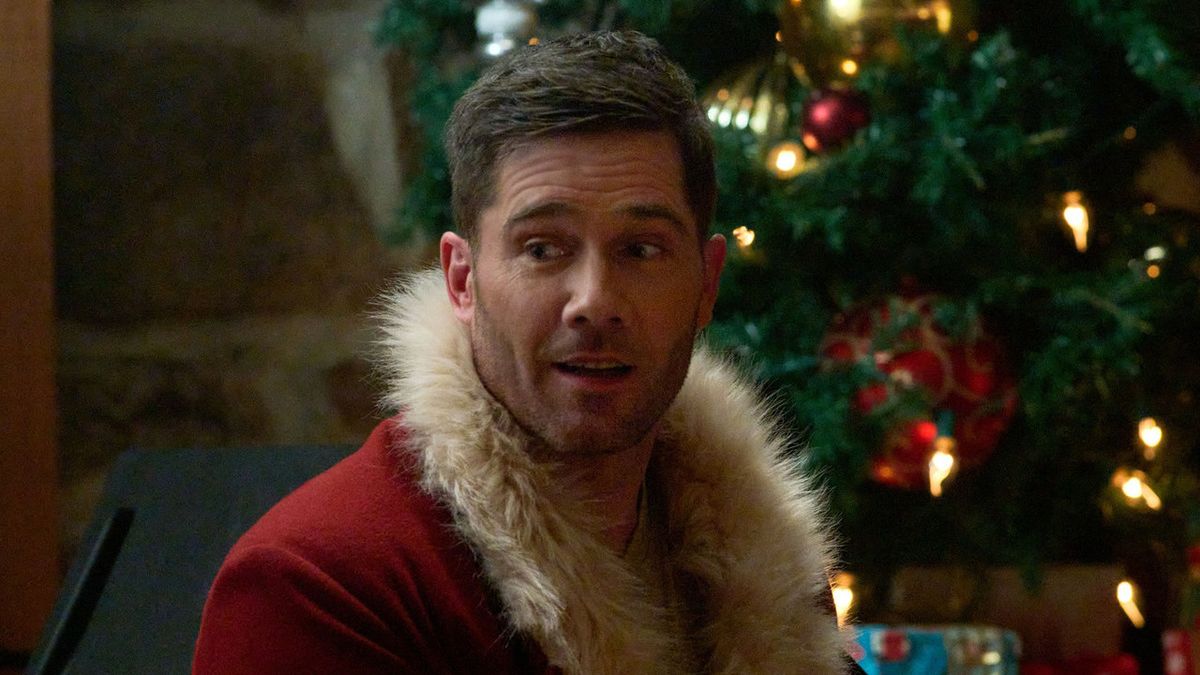 Après avoir joué dans 15 films Hallmark, Luke Macfarlane plaisante sur le fait de pouvoir enfin jouer le Père Noël
