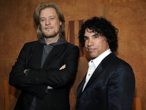 Daryl Hall, à gauche, et John Oates, lauréats des prix BMI Icons, posent ensemble avant la 56e édition des BMI Pop Awards à Beverly Hills, en Californie, le 20 mai 2008.