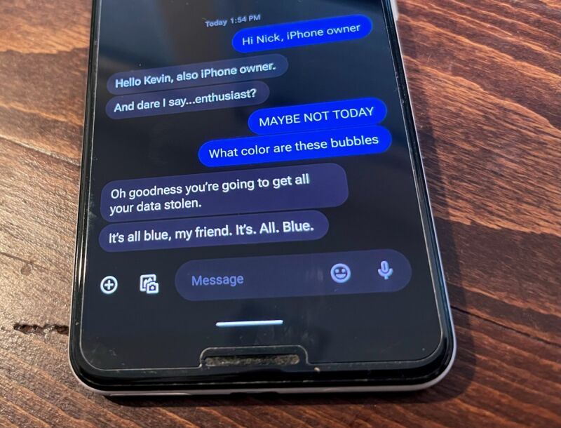 Beeper, tel qu'il fonctionnait peu de temps avant son lancement le 5 décembre, envoyait des iMessages à partir d'un téléphone Android Google Pixel 3.