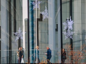 Les Calgariens marchent à Brookfield Place, au centre-ville de Calgary.