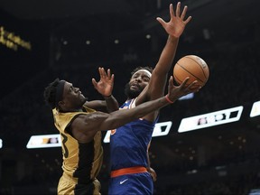 L'attaquant des Raptors Pascal Siakam tente un lay-up sournois contre le centre des New York Knicks Mitchell Robinson au Scotiabank Arena de Toronto, le vendredi 1er décembre 2023.