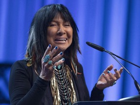 Buffy Sainte Marie prend la parole lors du gala des Juno Awards à Ottawa, le samedi 1er avril 2017.