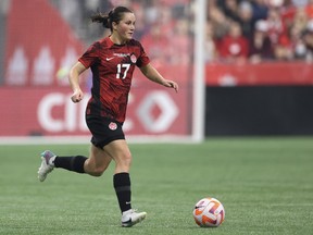 Jessie Fleming, du Canada, contrôle le ballon pendant la seconde moitié contre l'Australie à BC place.