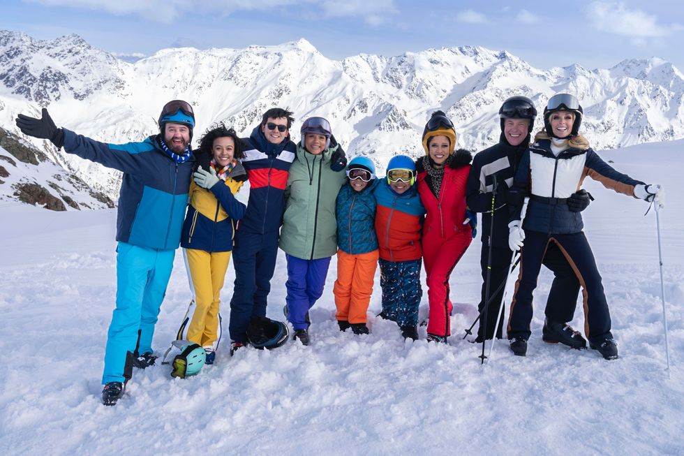 le casting de ton Noël ou du mien 2 posant pour une photo sur une montagne enneigée