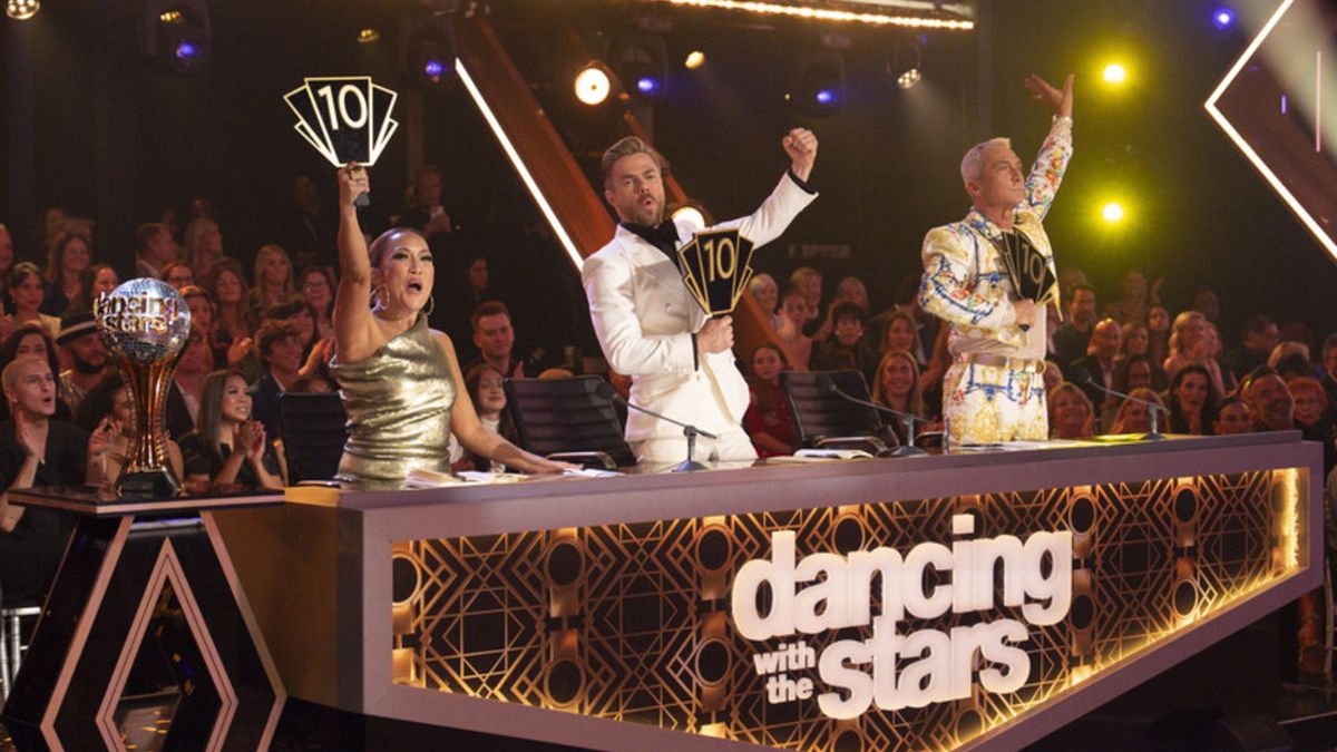 Danse avec les stars reçoit le tout premier trophée Len Goodman Mirrorball, et je ne peux pas me remettre de ce que le gagnant nous a dit à propos de la saison 32
