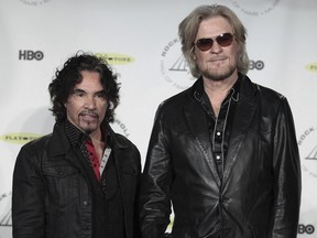 Les intronisés au Temple de la renommée, Hall & Oates, John Oates et Daryl Hall apparaissent dans la salle de presse lors de la cérémonie d'intronisation au Temple de la renommée du rock and roll 2014, le 10 avril 2014, à New York.