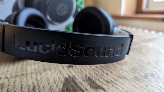 Test du LucidSound LS100X : un casque de jeu noir posé sur une table en bois.