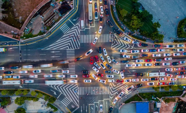 Face aux barrages routiers, les chouchous des taxis robots chinois freinent