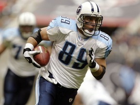 L'ailier rapproché Frank Wycheck des Titans du Tennessee court le ballon lors du match contre les Texans de Houston le 21 décembre 2003 au Reliant Stadium.