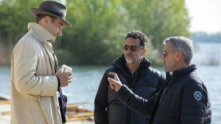 George Clooney et Joel Edgerton ont provoqué la « panique » du studio avec les garçons dans le bateau [Exclusive Interview]
