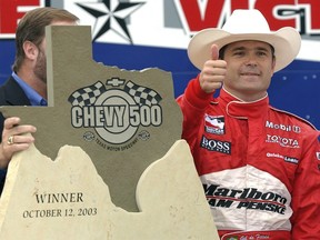 Gil de Ferran, du Brésil, lève le pouce après avoir remporté la course automobile Indy Racing League le 12 octobre 2003, au Texas Motor Speedway à fort Worth, Texas.