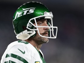 DOSSIER – Le quart-arrière des Jets de New York, Aaron Rodgers, s'échauffe avant de jouer contre les Bills de Buffalo lors d'un match de football de la NFL, le 11 septembre 2023, à East Rutherford, dans le New Jersey. Rodgers s'est entretenu avec des journalistes locaux le jeudi 30 novembre et a déclaré qu'il n'était pas encore proche. à pouvoir jouer après s'être déchiré le tendon d'Achille gauche quatre fois lors de ses débuts avec les Jets le 11 septembre. Mais il a également laissé la porte ouverte pour qu'il revienne sous le centre avant son but initial du 24 décembre, affirmant qu'il prévoyait pour intensifier ses activités d'entraînement la semaine prochaine.