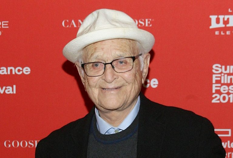 Hommage à Norman Lear sur ABC, CBS, NBC, Fox, CW – Carte de titre In Memoriam – TVLine