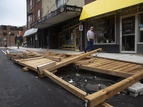 Un coin salon extérieur du Erin's Pub, sur la rue Water, a été démoli après que l'ouragan Larry a traversé la péninsule d'Avalon à Terre-Neuve tôt le matin, à St. John's, le 11 septembre 2021.