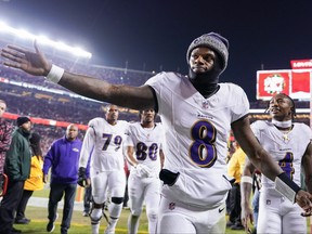 Lamar Jackson (8 ans) des Ravens de Baltimore donne un high-five à un fan alors qu'il se dirige vers les vestiaires après la première mi-temps contre les 49ers de San Francisco au Levi's Stadium, le lundi 25 décembre 2023 à Santa Clara, en Californie.