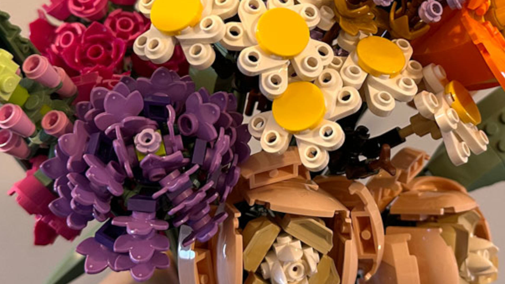 Bouquet de fleurs Lego gros plan