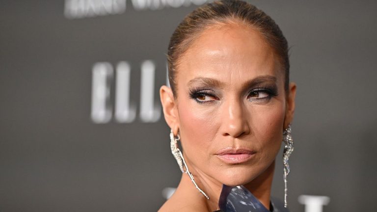 Jennifer Lopez ne portait rien d'autre qu'un plastron pour un haut, et pour une fois, je sais comment il est resté
