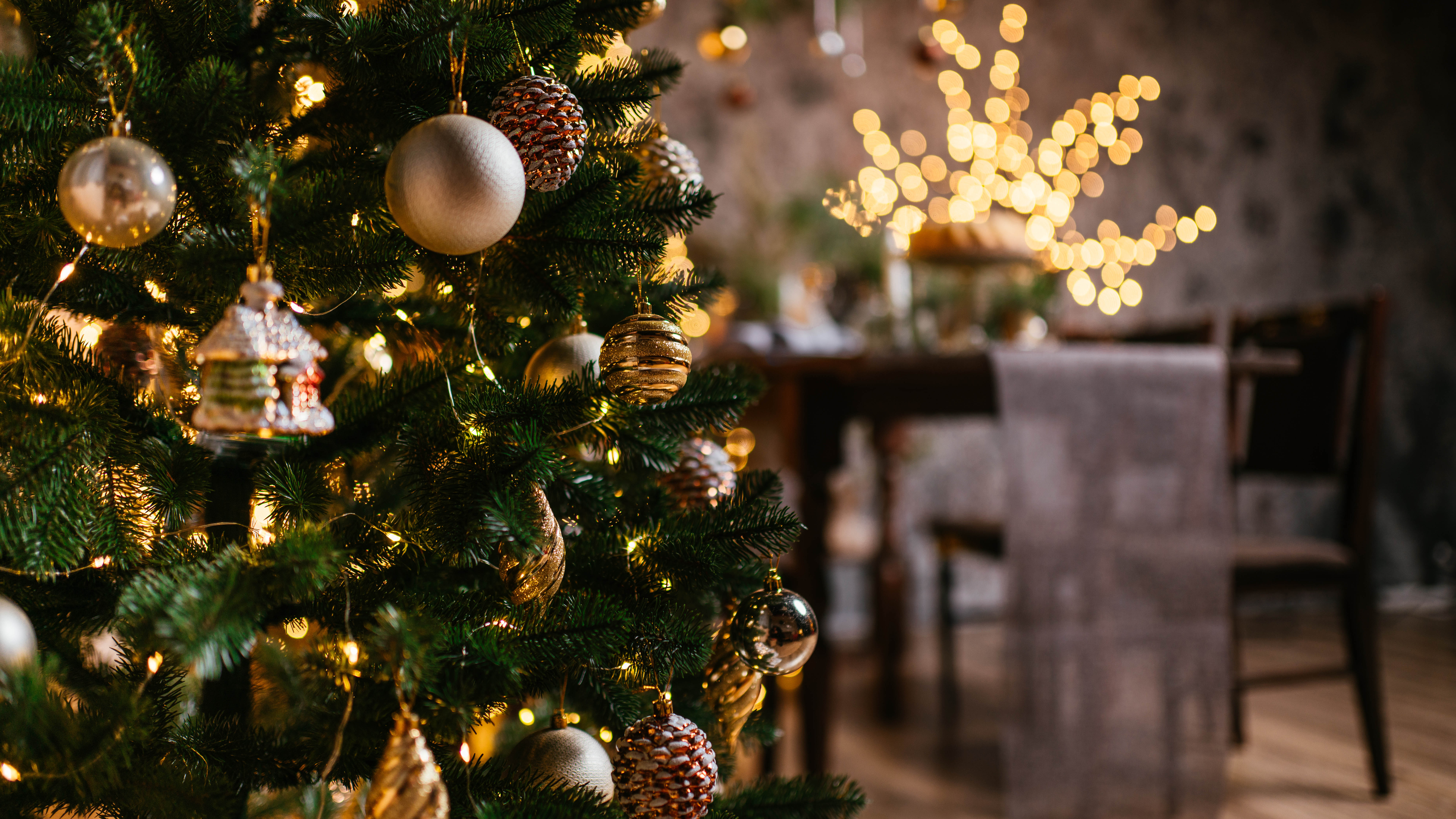 Un sapin de Noël décoré de près