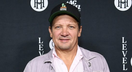 Jeremy Renner retourne à l'hôpital où il a été soigné après un accident de chasse-neige