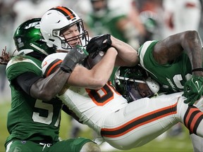 L'ailier rapproché des Jets de New York Kenny Yeboah est affronté par les Jets de New York lors de la première moitié d'un match de football de la NFL le jeudi 28 décembre 2023 à Cleveland.